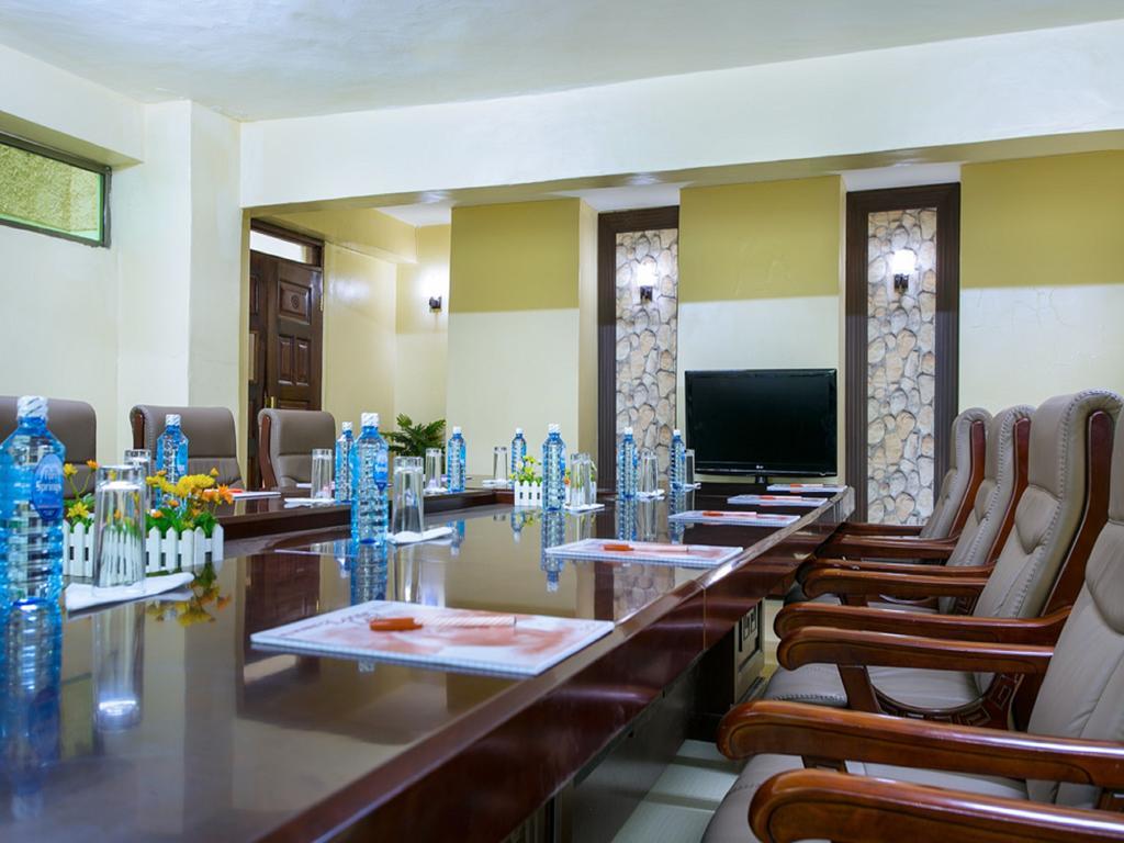 Legacy Hotel And Conference Centre Ltd ナクル エクステリア 写真